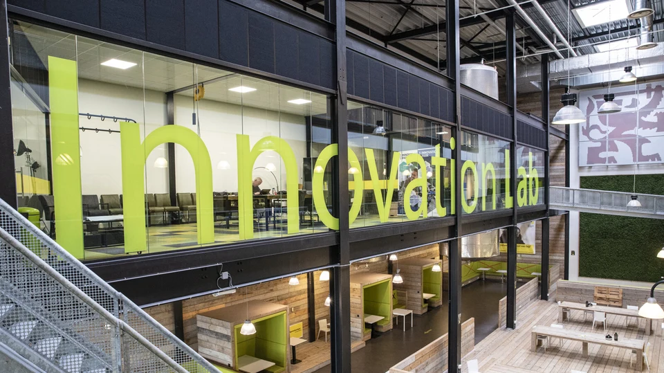Het InnovationLab in de Dutch Innovation Factory, met glazen wanden en groene belettering